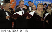 Performance of Russian choir with director at Moscow airport (2017 год). Редакционное видео, видеограф Данил Руденко / Фотобанк Лори