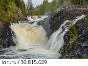 Бурлящие воды Кивача. Карелия. Майский день (2019 год). Редакционное фото, фотограф Сергей Цепек / Фотобанк Лори