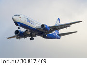 Cамолет Boeing 737-300 (EW-366PA) авиакомпании "Белавиа" крупным планом в облачном небе (2018 год). Редакционное фото, фотограф Виктор Карасев / Фотобанк Лори
