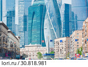 Вид на современные небоскребы московского международного делового центра "Москва-Сити" (ММДЦ «Москва-Сити») и старые дома Большой Дорогомиловской улицы. Москва. Россия (2019 год). Редакционное фото, фотограф E. O. / Фотобанк Лори