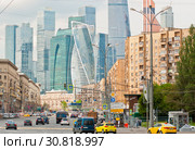 Вид на небоскребы московского международного делового центра "Москва-Сити" (ММДЦ «Москва-Сити») и Большую Дорогомиловскую улицу весной. Москва. Россия (2019 год). Редакционное фото, фотограф E. O. / Фотобанк Лори