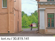 Улица Лунных Кошек. Несуществующая улица между домами по Каменноостровскому проспекту, 77 и набережной Малой Невки, 3. Санкт-Петербург (2019 год). Редакционное фото, фотограф Румянцева Наталия / Фотобанк Лори