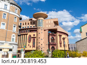 Moscow, Russia -May 4. 2019. Theater Et Setera view from Bobrov lane. Редакционное фото, фотограф Володина Ольга / Фотобанк Лори