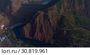 Город Нурек, плотина, водохранилище. Вид с дрона. Таджикистан (2016 год). Стоковое видео, видеограф Евгений Ковалев / Фотобанк Лори
