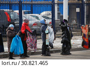 Торговля вещами с рук. Площадь Киевского вокзала. Район Дорогомилово. Город Москва (2010 год). Редакционное фото, фотограф lana1501 / Фотобанк Лори