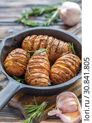 Potatoes baked with garlic and rosemary. Стоковое фото, фотограф Марина Сапрунова / Фотобанк Лори