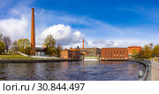 Beautifull panoramic view at Water dam of old Hydroelectric power station on Tammerkoski river and old traditional industrial buildings on a sunny summer day. Center of downtown Tampere, Finland (2019 год). Редакционное фото, фотограф Алексей Ширманов / Фотобанк Лори