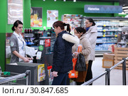 Women make purchases at the box office of the shop "Crossroads". Moscow. 05.02.2019. Редакционное фото, фотограф Ольга Зиновская / Фотобанк Лори