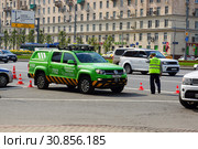 Москва, Россия - 9 мая 2019. Машина дорожного патруля. Сотрудник Центра обеспечения дорожного движения на дежурстве. Кутузовский проспект в Москве. Редакционное фото, фотограф ирина реброва / Фотобанк Лори