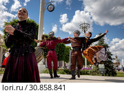 Мастер-класс ансамбля танца и песни «Кубанская казачья вольница» на Главной аллее ВДНХ во время фестиваля "Международные балетные каникулы" в городе Москве, Россия (2019 год). Редакционное фото, фотограф Николай Винокуров / Фотобанк Лори