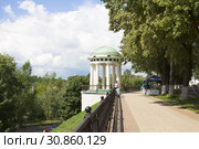 Которосльная набережная в Ярославле с беседкой-ротондой (2014 год). Редакционное фото, фотограф Солодовникова Елена / Фотобанк Лори