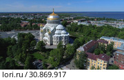 Вид на Никольский Морской собор солнечным июньским днем (аэросъемка). Кронштадт, Россия (2019 год). Стоковое видео, видеограф Виктор Карасев / Фотобанк Лори
