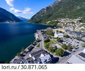 Города Одда (Odda) на берегу долины во фьордах, Норвегия. (2018 год). Редакционное фото, фотограф Кекяляйнен Андрей / Фотобанк Лори