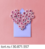 Hardy chrysanthemums heart with envelope for post card on a pastel background. Стоковое фото, фотограф Ярослав Данильченко / Фотобанк Лори