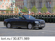 Репетиция празднования Дня Победы в Москве. Министр обороны Российской Федерации Сергей Кужугетович Шойгу проезжает перед строем солдат на автомашине "Аурус" (2019 год). Редакционное фото, фотограф Игорь Долгов / Фотобанк Лори
