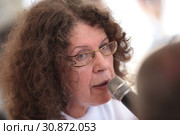 Александра Маринина эмоционально отвечает на вопрос ведущего (2019 год). Редакционное фото, фотограф Дмитрий Неумоин / Фотобанк Лори