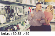 Family couple buying new blender in domestic appliances section. Стоковое фото, фотограф Яков Филимонов / Фотобанк Лори