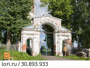 Ворота Троицкой церкви в селе Горинское Ярославской области (2014 год). Редакционное фото, фотограф Солодовникова Елена / Фотобанк Лори