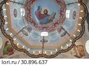 Расписанный купол храма блаженной Ксении Петербургской деревни Слобода, Московская область (2019 год). Редакционное фото, фотограф Дмитрий Неумоин / Фотобанк Лори