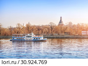 Кораблик на Москве-реке The ship sails on the Moscow River (2019 год). Стоковое фото, фотограф Baturina Yuliya / Фотобанк Лори