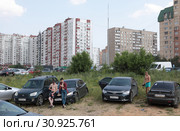 Парковка приехавших на пляж город Дзержинский (2019 год). Редакционное фото, фотограф Дмитрий Неумоин / Фотобанк Лори