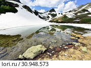 Озеро в снегу в бассейне реки Большая Дукка, Архыз, КЧР. Стоковое фото, фотограф Оглоблин Андрей Николаевич / Фотобанк Лори