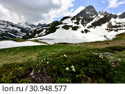 Озеро в снегу в бассейне реки Большая Дукка, Архыз, КЧР. Стоковое фото, фотограф Оглоблин Андрей Николаевич / Фотобанк Лори