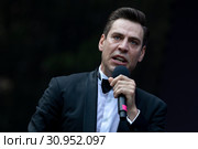Российский актер театра и кино Дмитрий Дюжев читает поэму Александра Пушкина на открытой сцене сада Эрмитаж в городе Москве в рамках фестиваля Пушкин-фест, Россия (2019 год). Редакционное фото, фотограф Николай Винокуров / Фотобанк Лори