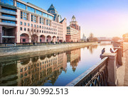 Бизнес-центр на Космодамианской набережной в Москве. Business Center on the Kosmodamianskaya Embankment in Moscow (2019 год). Стоковое фото, фотограф Baturina Yuliya / Фотобанк Лори