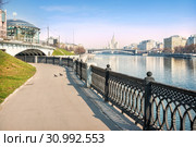 Шлюзовая набережная у Москвы-реки. Lock embankment at the Moskva River (2019 год). Стоковое фото, фотограф Baturina Yuliya / Фотобанк Лори