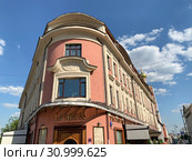 Москва, Петровка, 28 ст1, Петровский бульвар, 2, ресторан La Maree. Доходный дом Высоко-Петровского монастыря; 1901, архитектор И. И. Бони (2019 год). Редакционное фото, фотограф Овчинникова Ирина / Фотобанк Лори