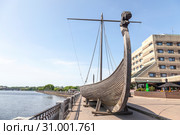 Драккар викингов на набережной залива Салакка-Лахти в городе Выборг (2019 год). Редакционное фото, фотограф Parmenov Pavel / Фотобанк Лори