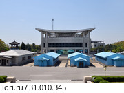 North Korean. The demarcation line between South and North Korea (2019 год). Редакционное фото, фотограф Знаменский Олег / Фотобанк Лори
