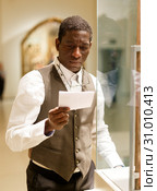 Man reading brochure about exhibits. Стоковое фото, фотограф Яков Филимонов / Фотобанк Лори
