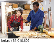 Restorers working with wooden furniture. Стоковое фото, фотограф Яков Филимонов / Фотобанк Лори