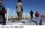 Tourists walk along the embankment (2018 год). Редакционное видео, видеограф Aleksandr Sulimov / Фотобанк Лори