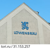 Лого Löwenbräu на здании (крупны план). Мюнхен. Бавария. Германия (2019 год). Редакционное фото, фотограф E. O. / Фотобанк Лори