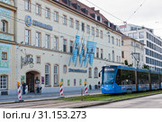 Фрагмент здания Лёвенбройкеллер (Löwenbräukeller). Пивной зал пивоварни Löwenbräu в Мюнхене. Германия (2019 год). Редакционное фото, фотограф E. O. / Фотобанк Лори