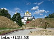 Успенский собор Дмитровского кремля летним солнечным днем. Дмитров, Московская область, Россия (2019 год). Редакционное фото, фотограф Елена Коромыслова / Фотобанк Лори