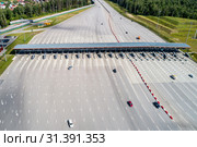Пункт оплаты на автомагистрали "М11" Москва-Санкт-Петербург (2019 год). Редакционное фото, фотограф glokaya_kuzdra / Фотобанк Лори