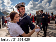 Молодые участники общегородского танцевального флешмоба "За Победу танцуй до победного!" в центре города Севастополя на набережной Приморского бульвара, Республика Крым, 9 мая 2019. Редакционное фото, фотограф Николай Винокуров / Фотобанк Лори