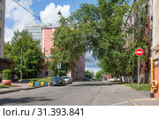 Москва, Мажоров переулок. Маленькая зеленая и тихая московская улочка летним солнечным днем (2019 год). Редакционное фото, фотограф Наталья Николаева / Фотобанк Лори