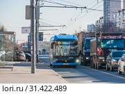 Электробус № т73 на Алтуфьевском шоссе (2019 год). Редакционное фото, фотограф Алёшина Оксана / Фотобанк Лори