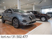 Новый серый Nissan Qashqai  (2019) в шоуруме официального дилера "Ниссан" Редакционное фото, фотограф Виктор Карасев / Фотобанк Лори
