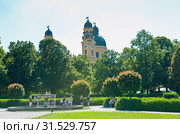Парк Хофгартен (Hofgarten) и вид на Театинеркирхе (Theatinerkirche) - католическую церковь Святого Каетана. Мюнхен. Бавария. Германия (2019 год). Редакционное фото, фотограф E. O. / Фотобанк Лори