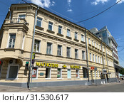 Москва, люди идут мимо дома 5 строение 1 в Лялином переулке. Ранее жилой дом с торговыми помещениями (1895, архитектор Алексей Щеглов). (2019 год). Редакционное фото, фотограф Овчинникова Ирина / Фотобанк Лори