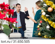Couple breaking up, man leaving. Стоковое фото, фотограф Яков Филимонов / Фотобанк Лори