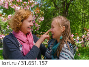 Mother and daughter are talking and laughing in the park. Стоковое фото, фотограф Евгений Харитонов / Фотобанк Лори