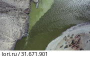 Место слияние рек Чуя и Катунь на Алтае сверху / Video from a drone taking off overlooking the confluence of the rivers Chuya and Katun with Camera looks down. Altai, Siberia, Russia. Стоковое видео, видеограф Сергей Пристяжнюк (Serg Zastavkin) / Фотобанк Лори