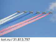 Российские штурмовики Су-25 с дымами цвета российского флага. Фрагмент генеральной репетиции военно-морского парада в честь Дня ВМФ. Санкт-Петербург (2018 год). Редакционное фото, фотограф Виктор Карасев / Фотобанк Лори